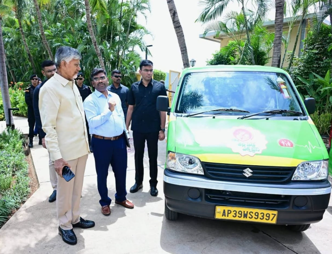 *'తల్లీ–బిడ్డ ఎక్స్‌ప్రెస్' నూతన వాహనాలను పరిశీలించిన ముఖ్యమంత్రి శ్రీ Nara Chandrababu Naidu గారు *